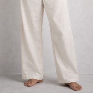 MAN WEARING OVERSIZED LINEN LONG PANT