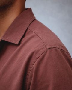 CUBAN COLLAR WASHED COTTON COFFEE BROWN SHIRT AND WHITE COTTON OVERSIZED 