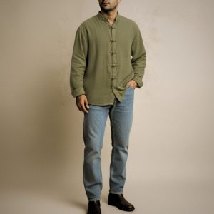 MODEL WEARING OVERSIZED LINEN MANDARIN COLLAR SHIRT