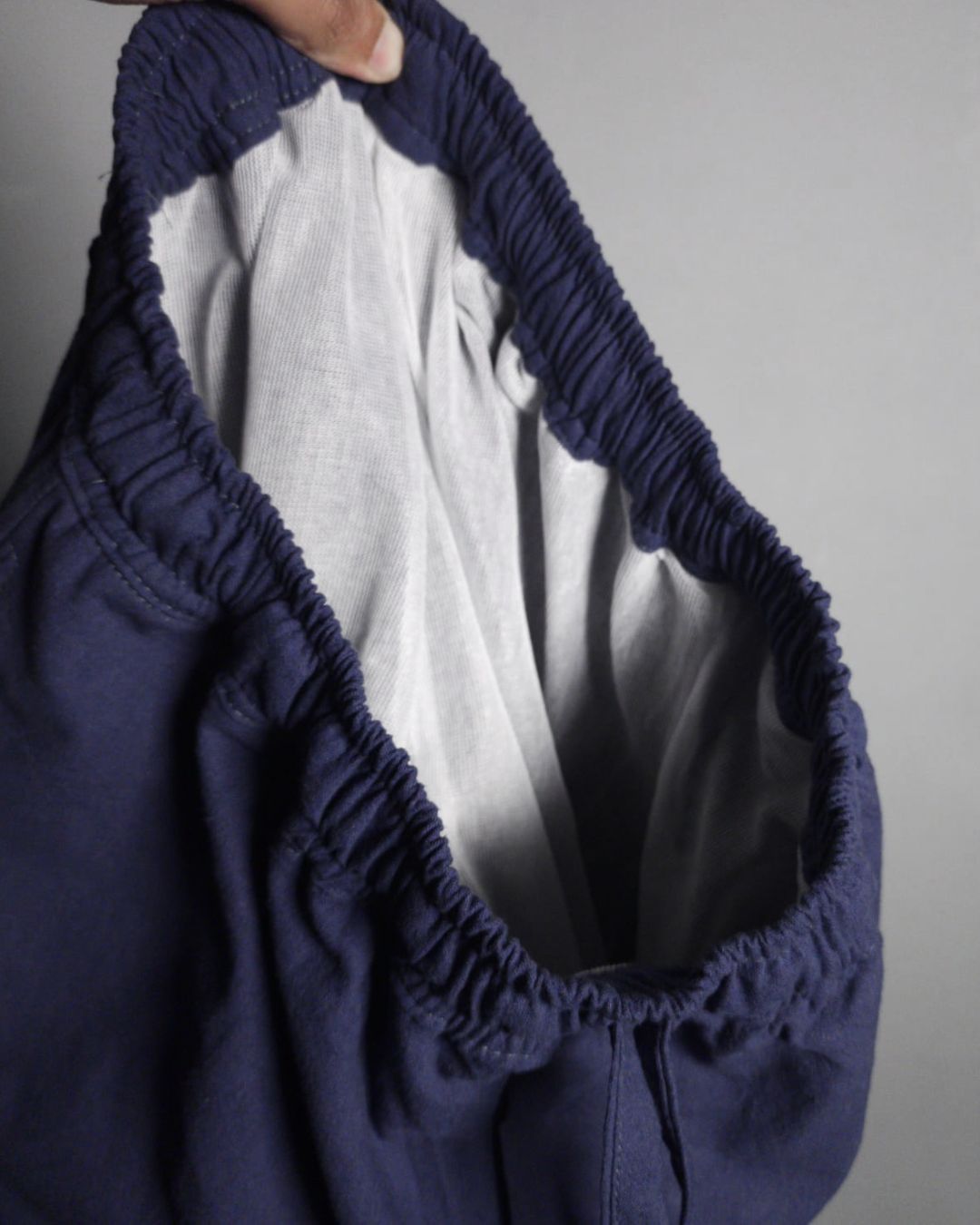 Lans Oversized Men's Long Pant - Dark Blue (XS–4XL) The Lans Oversized Dark Blue Long Pant is a confident expression of relaxed tailoring — clean in construction, generous in proportion, and grounded in deep tonal character.