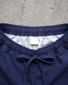 The Lans Oversized Dark Blue Long Pant is a confident expression of relaxed tailoring — clean in construction, generous in proportion, and grounded in deep tonal character.