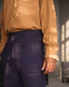 Relaxed fit linen mariner short in deep navy blue with tailored waistband and side pockets