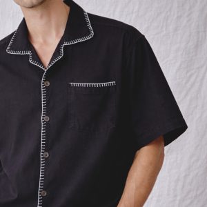 Crafted with soul in Sri Lanka. 🇱🇰 The Museo Heritage Shirt isn't just clothing; it's a feeling. Cut from pure linen in an oversized fit that lets the air—and the culture—flow freely. Available in sizes XS to 4XL.