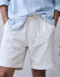 MAN WEARING RELAXED WASHED LINEN SHORT