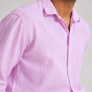 Lans Blush Coast Outfit with oversized washed light pink pointed collar shirt and off-white Wonderwall washed cotton short